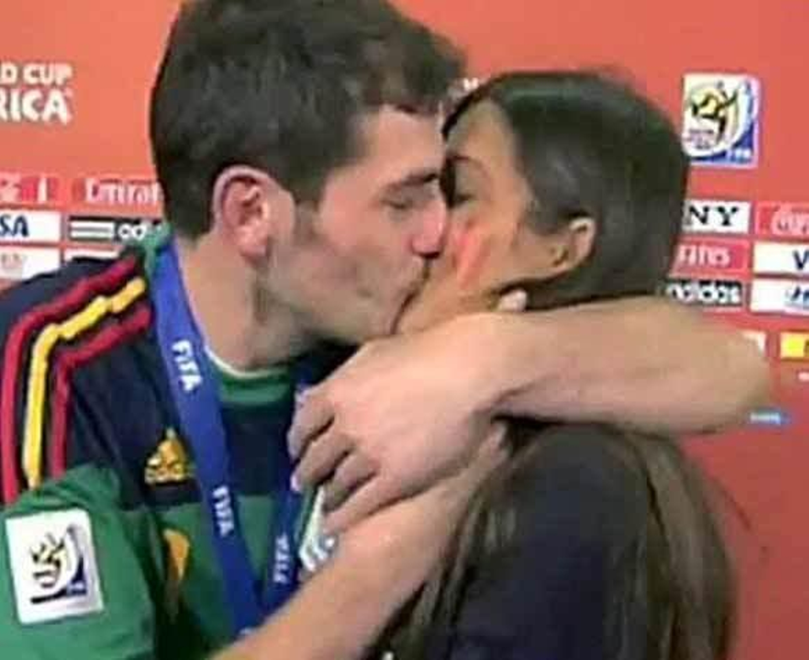 Casillas besa a Sara Carbonero en directo