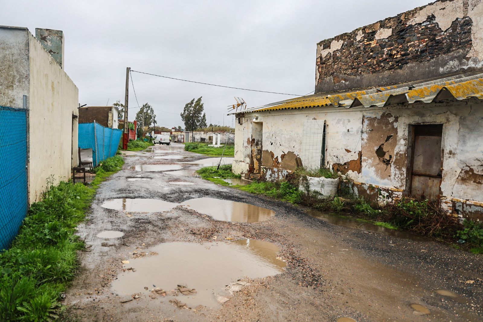 Fotografías del desalojo de familias y animales en Peguerillas por la borrasca Leonardo