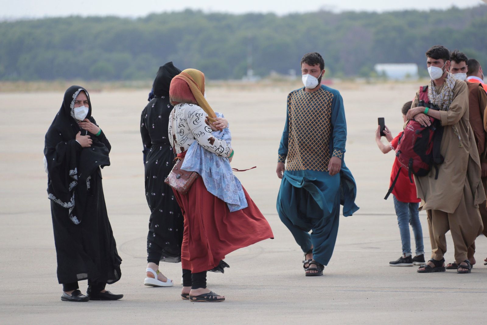 Refugiados afganos, a su llegada a Madrid.