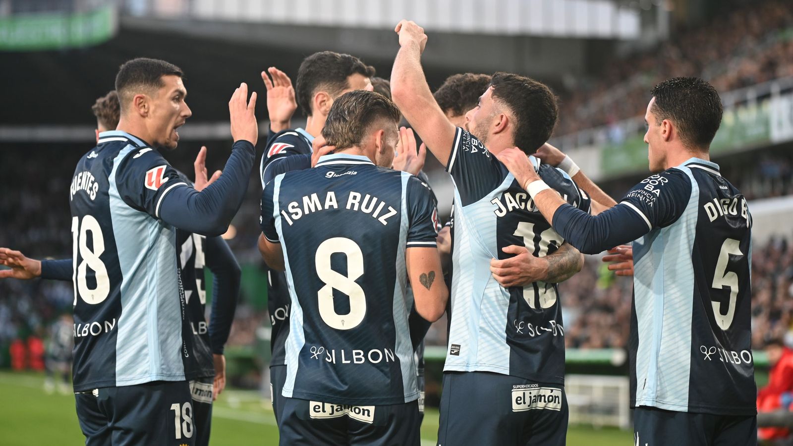 Los jugadores del Córdoba CF celebran uno de sus tres goles en Santander.