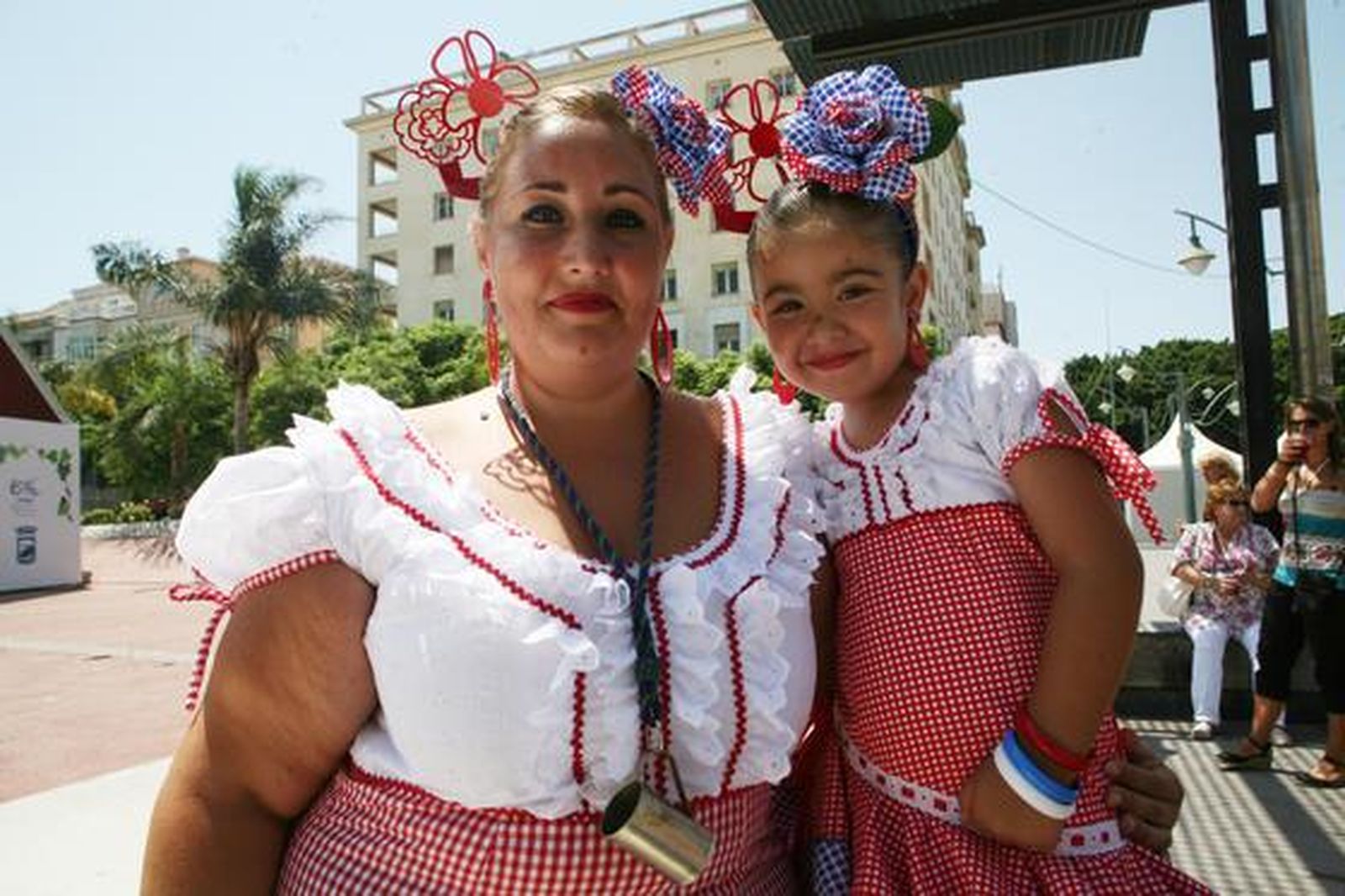 Ainara y Esther (madre e hija) con el mismo vestido.

Foto: PUNTO PRESS
