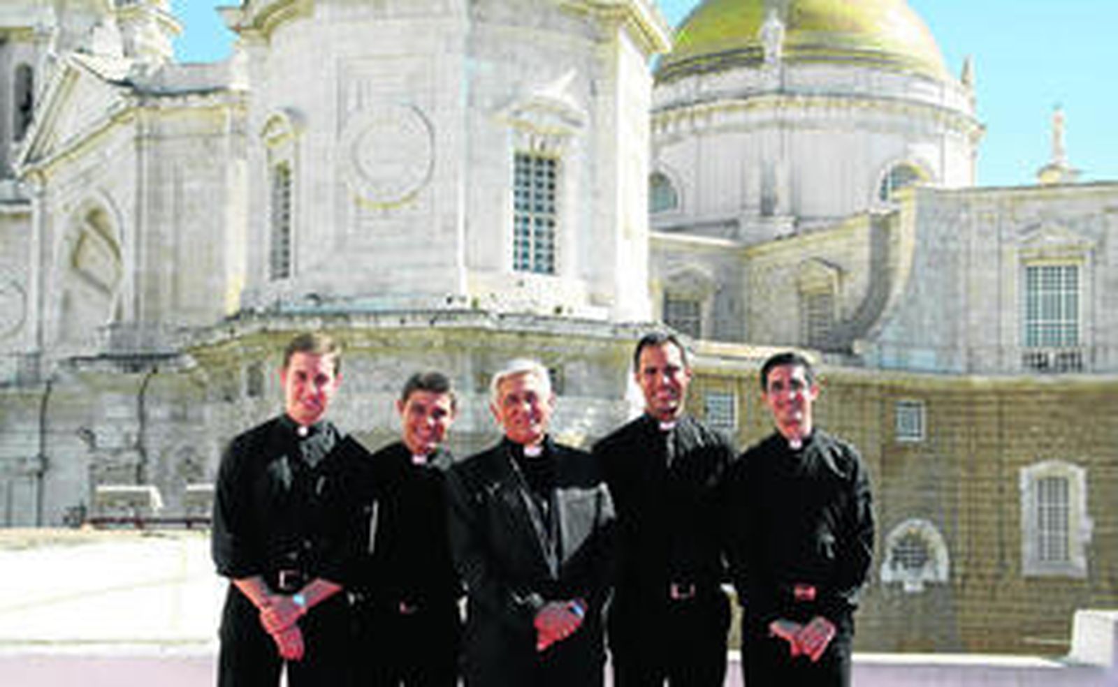 El obispo diocesano, Rafael Zornoza, con los cuatros futuros sacerdotes, delante de la Catedral.