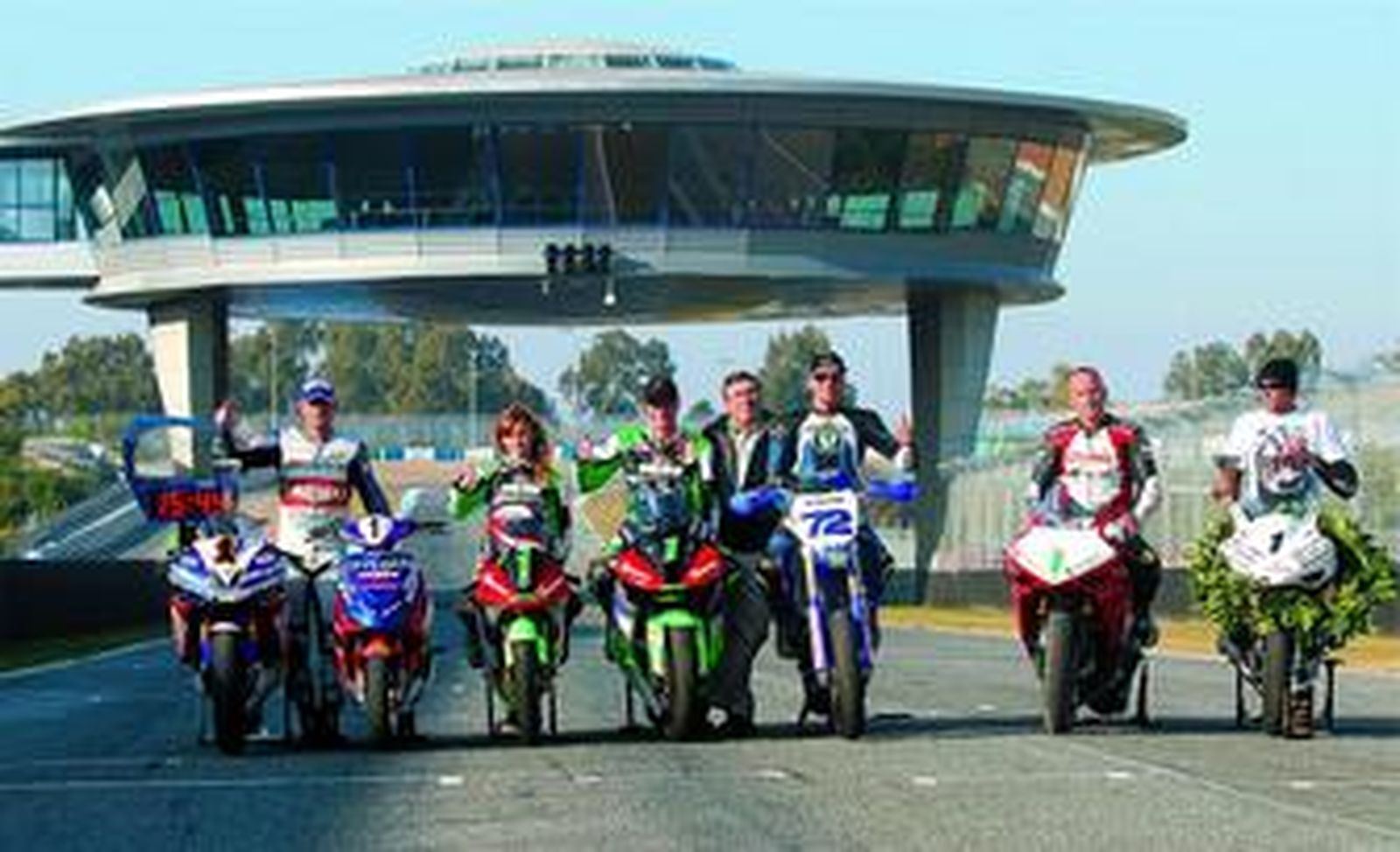 Foto de familia de los campeones de Andalucía de velocidad 2007: Manuel David Tirado, Victoria Alcalá, Manu Gómez, Sergio Jiménez, Chema Luis Rita y Mariano Requena.