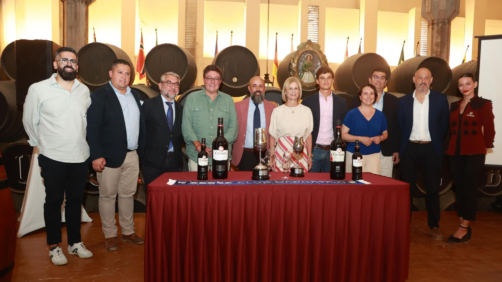 Foto de familia de todos los asistentes en Williams a la presentación del V Trofeo Feria de la Vendimia.