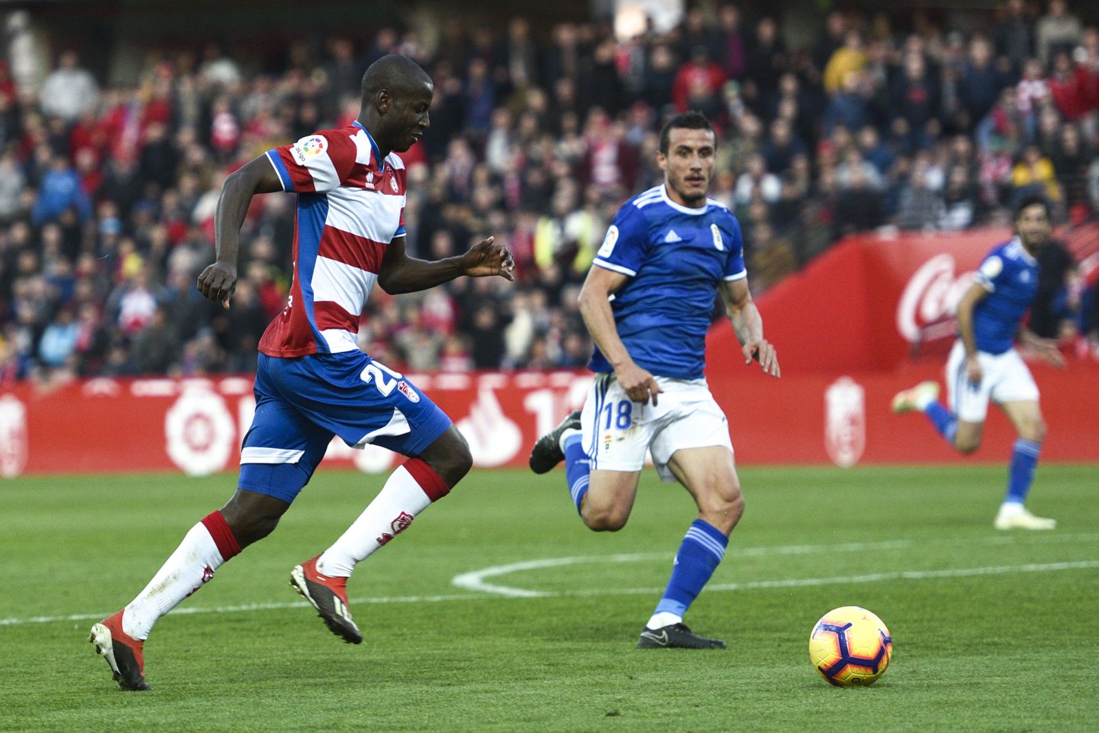 Adrián Ramos conduce el balón ante Christian Fernández en el partido ante el Oviedo.