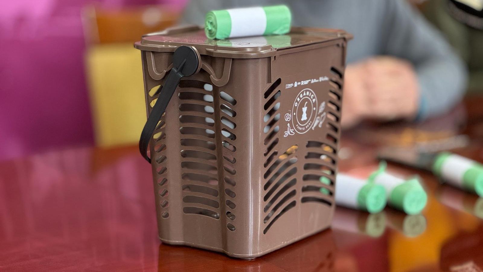 Cubo aireado de 10 litros que se entregará a los vecinos