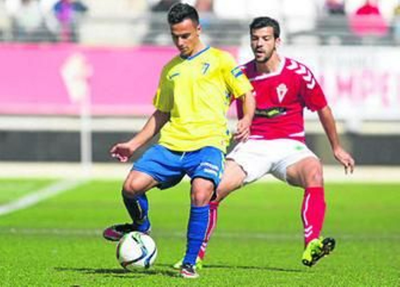 Lance del partido en la Nueva Condomina entre Murcia y Cádiz, ayer.