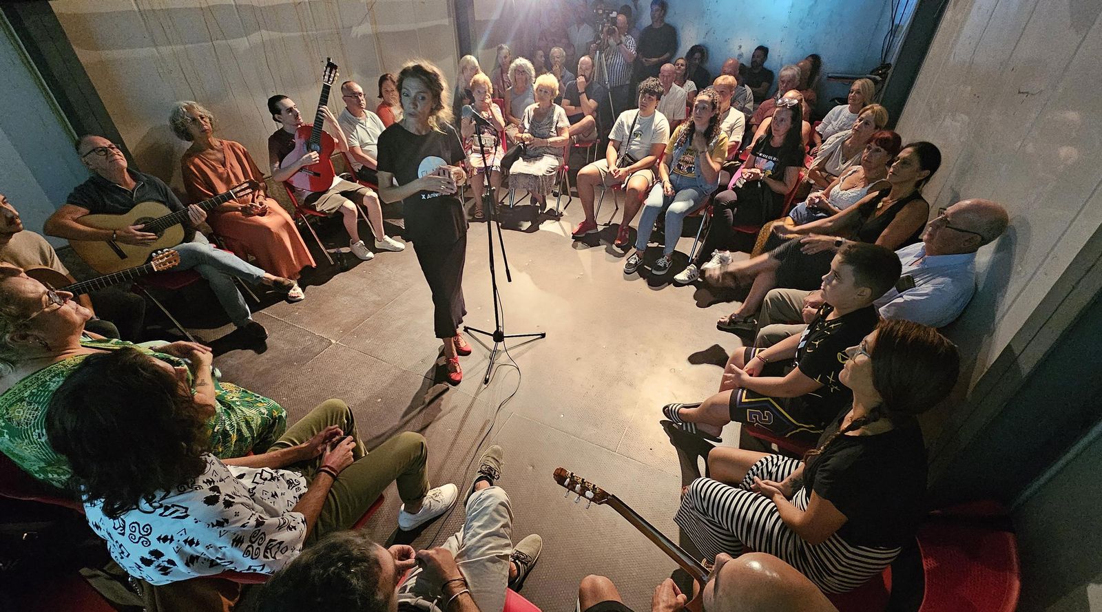 Búscate en la reunión a compás en AlCultura