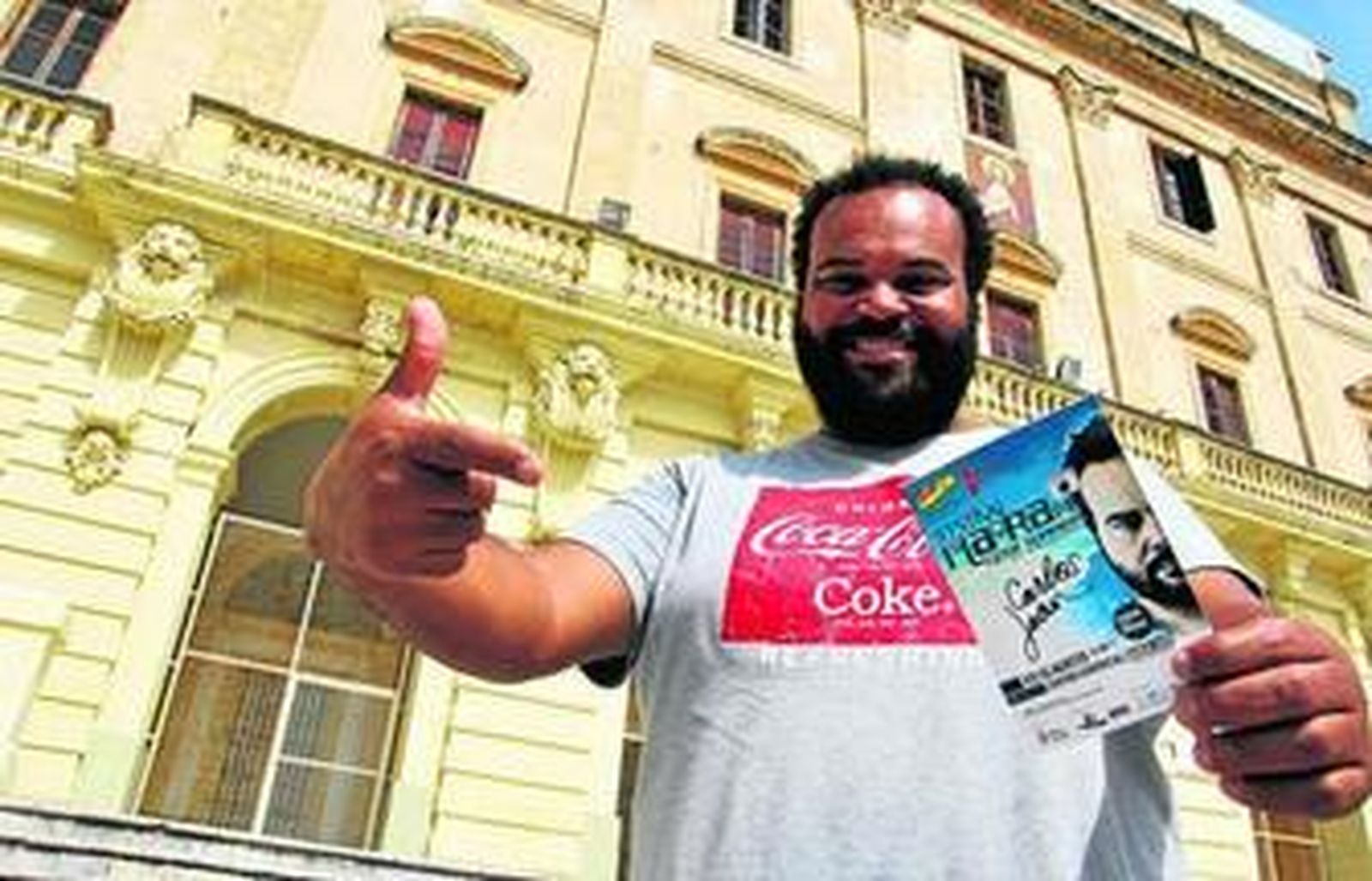 El artista, Carlos Jean, ayer, durante la visita que realizó a La Isla para promocionar el IslaGram.