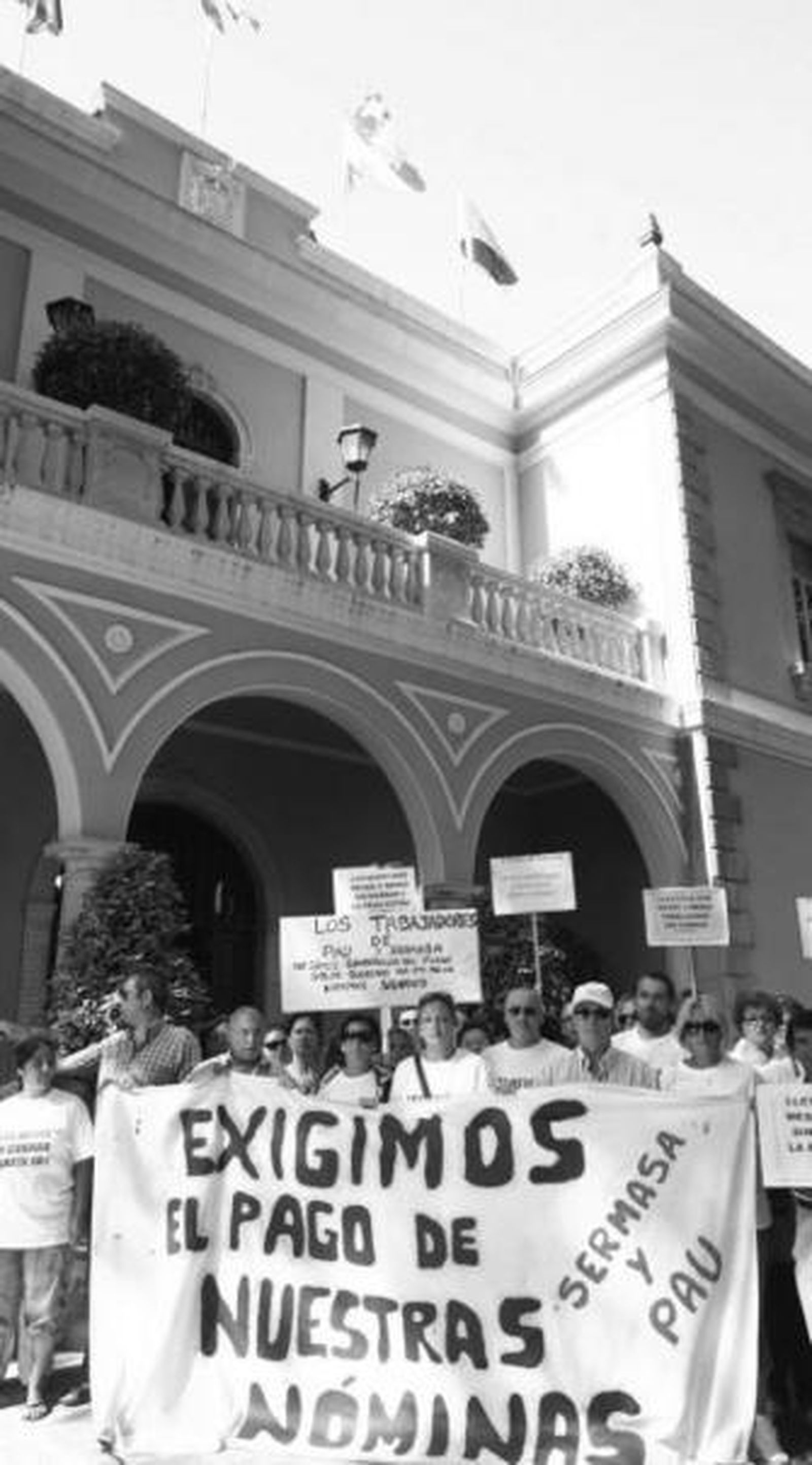 Trabajadores de Pau y Sermasa, ayer ante el Ayuntamiento.