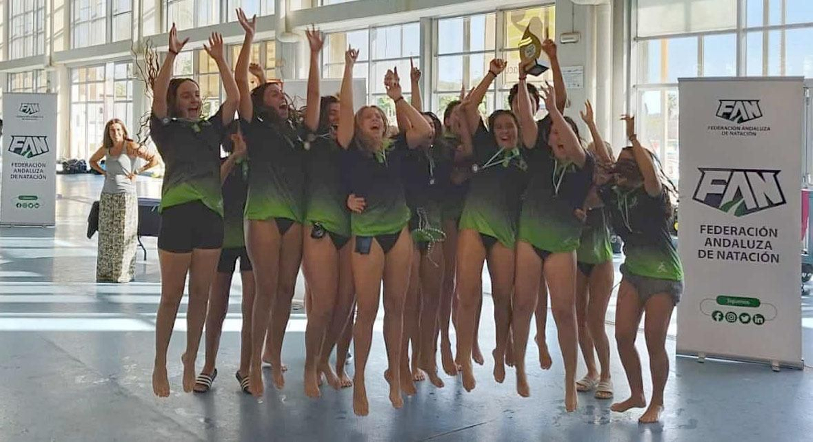 Las jugadoras del Waterpolo Málaga se imponen.
