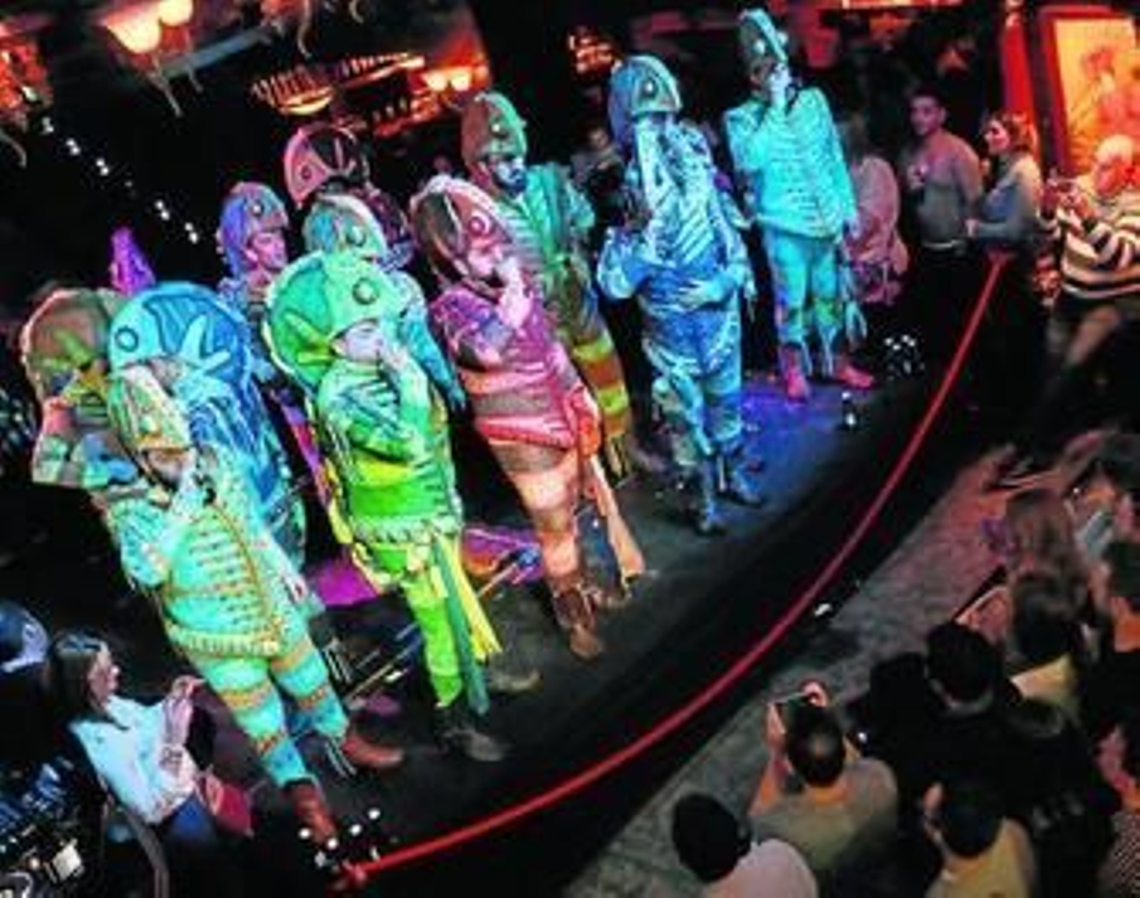 La comparsa 'Los cobardes' en una actuación posterior al Carnaval en la discoteca Góngora de Córdoba.