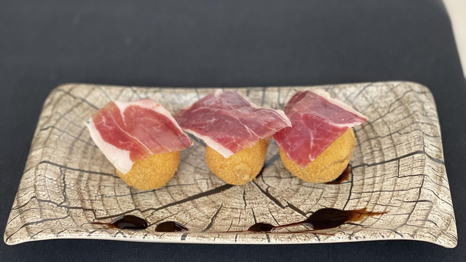 Croquetas de carrillada ibérica 100% caseras coronadas de jamón ibérico de Los Pedroches by Ley de Vida