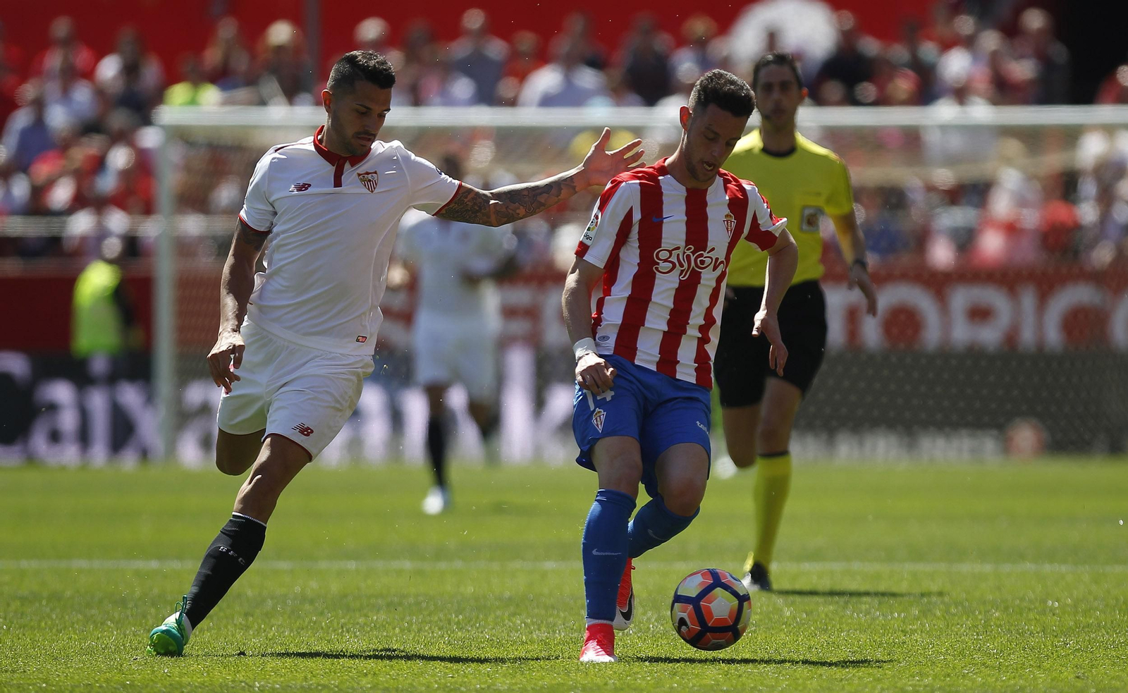 Vitolo presiona a Burgui durante un lance del partido, con Vicandi Garrido al fondo.