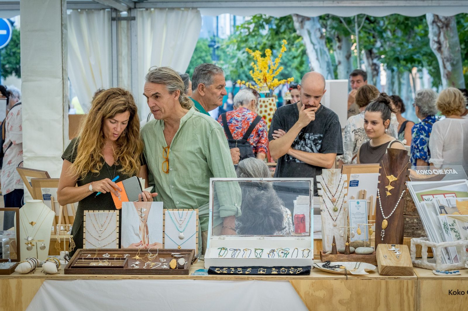 Las imágenes del mercado de Sures Festival en la Plaza España en Cádiz