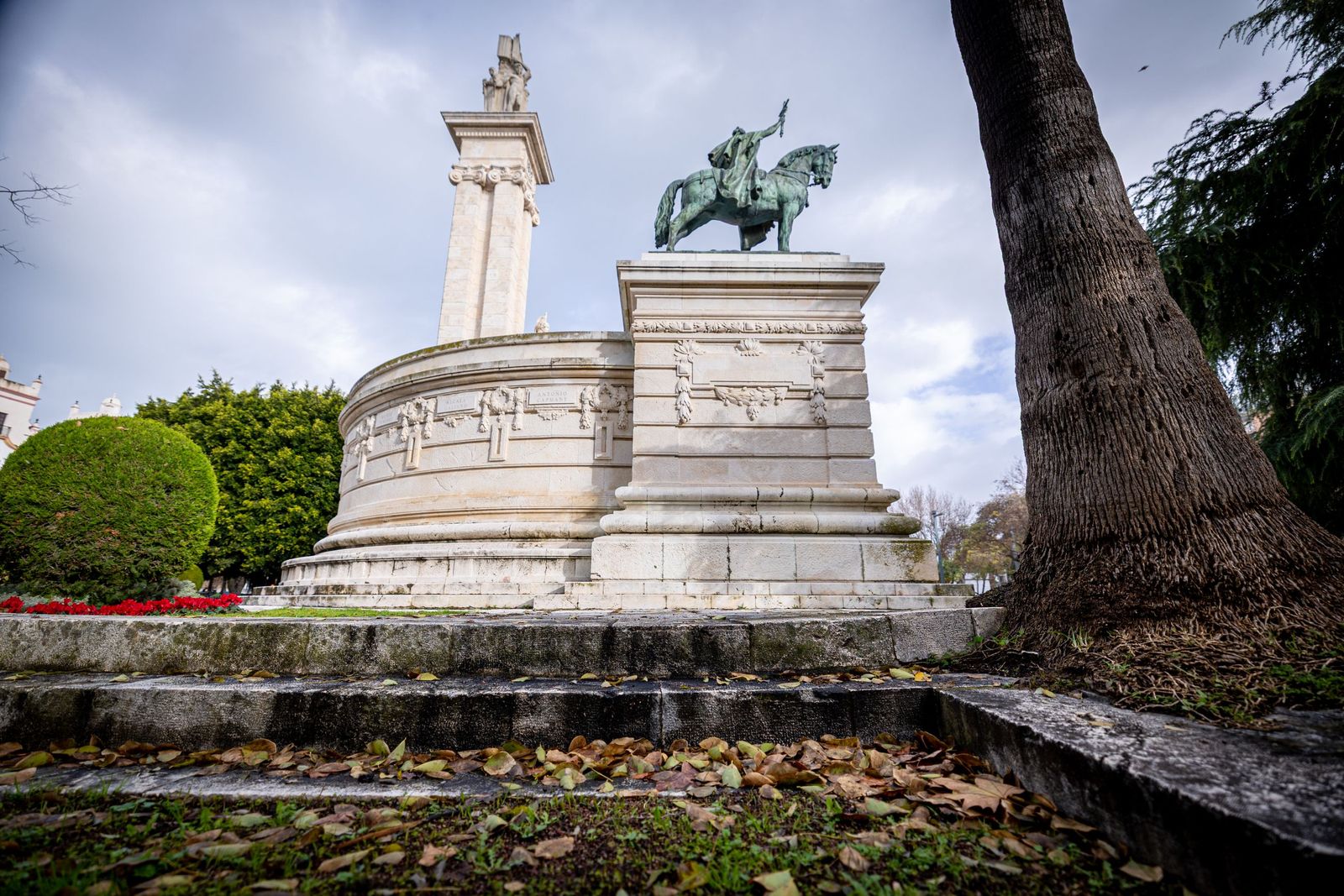 Las imágenes del mal estado de la Plaza de España en Cádiz
