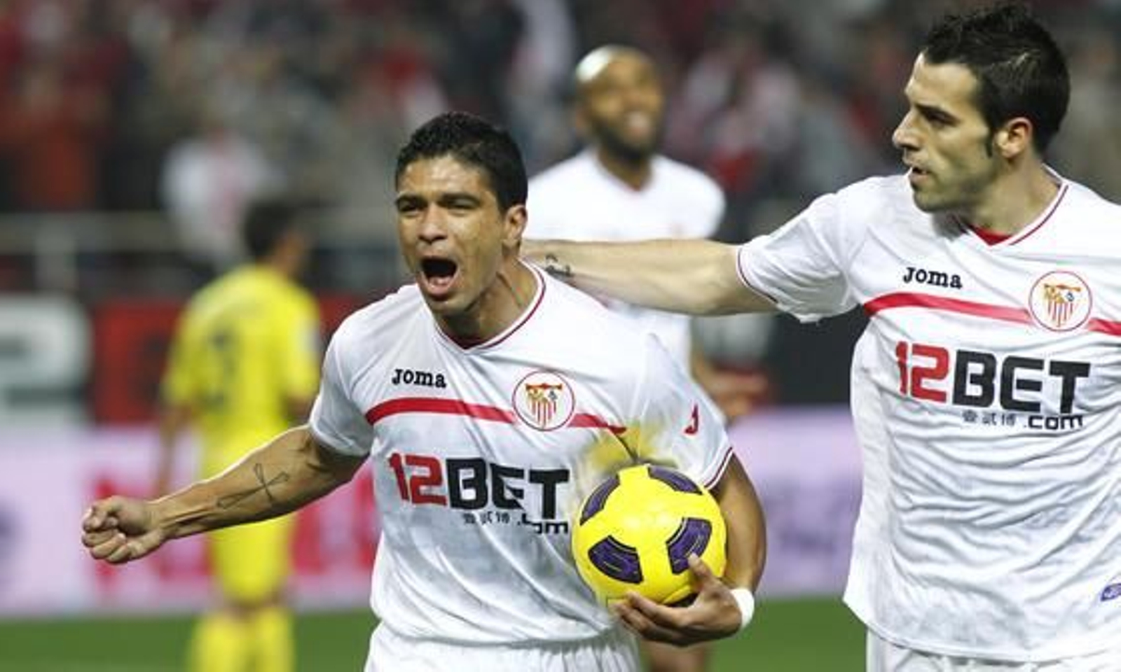 El Sevilla celebra la vuelta de Sergio Sánchez a los terrenos de juego con el pase a las semifinales de Copa del Rey ante el Villarreal (3-0). / Antonio Pizarro