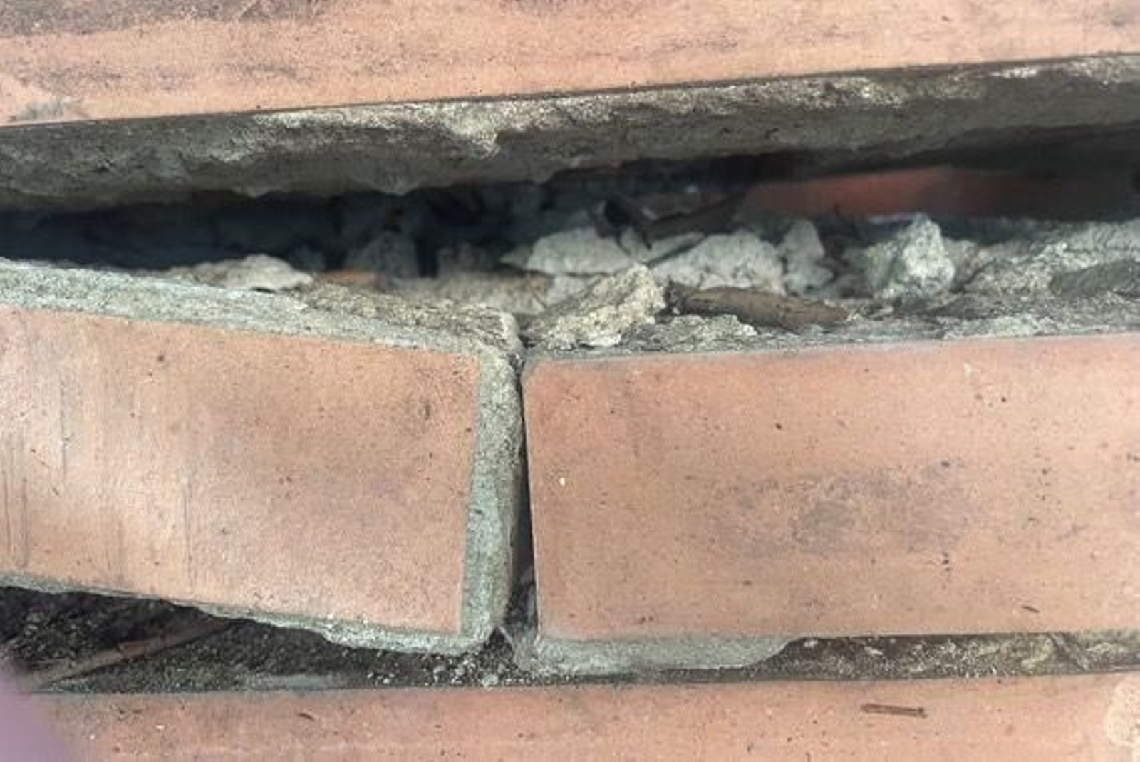 Las grietas del cerramiento de los Jardines del Prado en Diego de Riaño