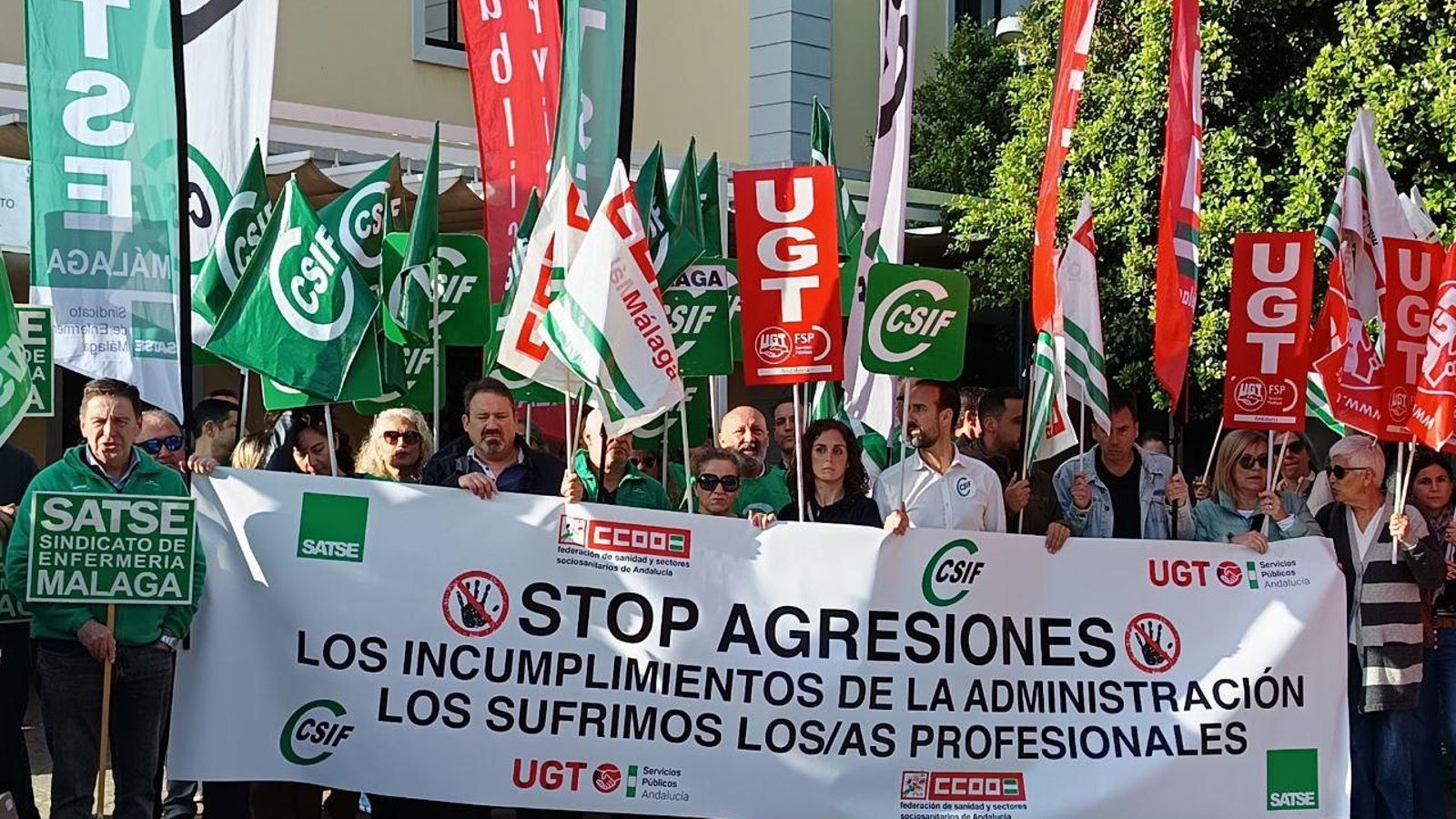 Concentración convocada por Satse, UGT, CCOO y CSIF, este martes, en Puerta Blanca.