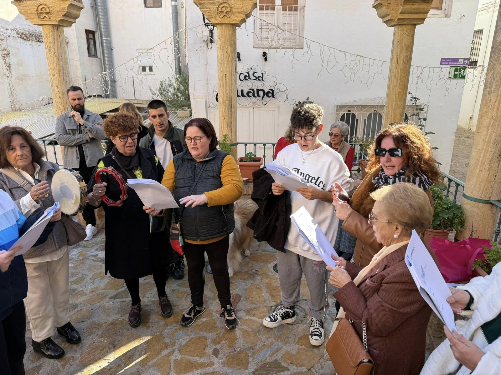 Así fue la inauguración del Belén Municipal de Mojácar entre villancicos y dulces navideños