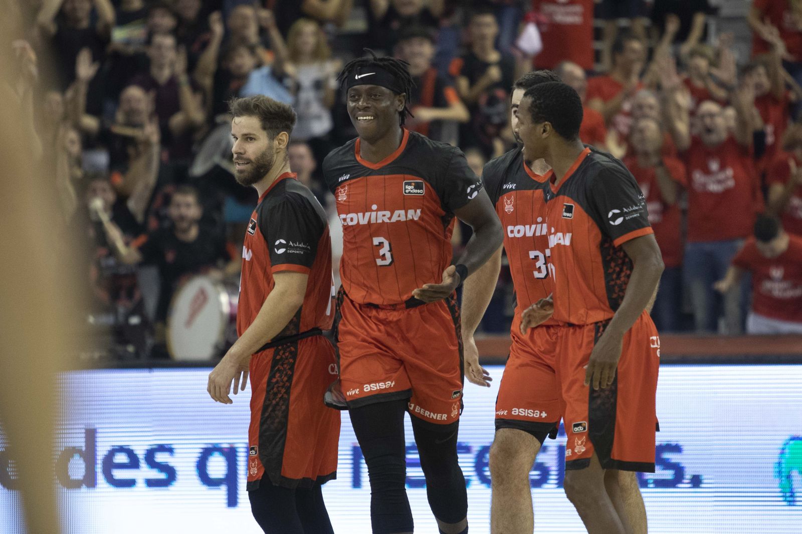 Varios jugadores del Covirán Granada, en un partido en el Palacio