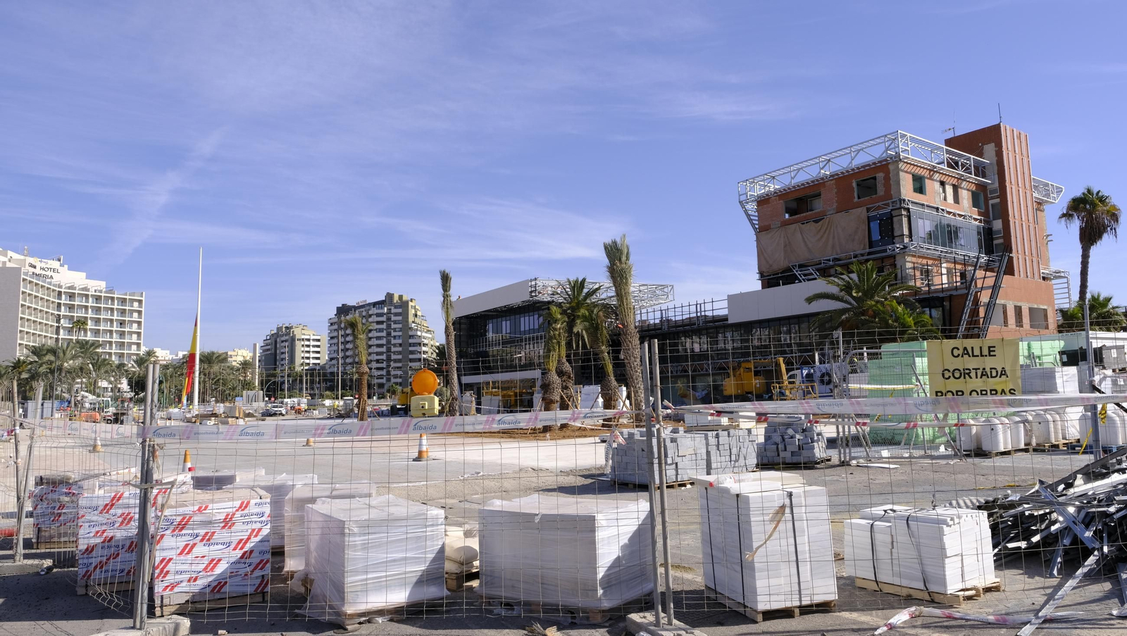 La prueba del izado de la bandera española y las obras del Puerto de Almería, en imágenes