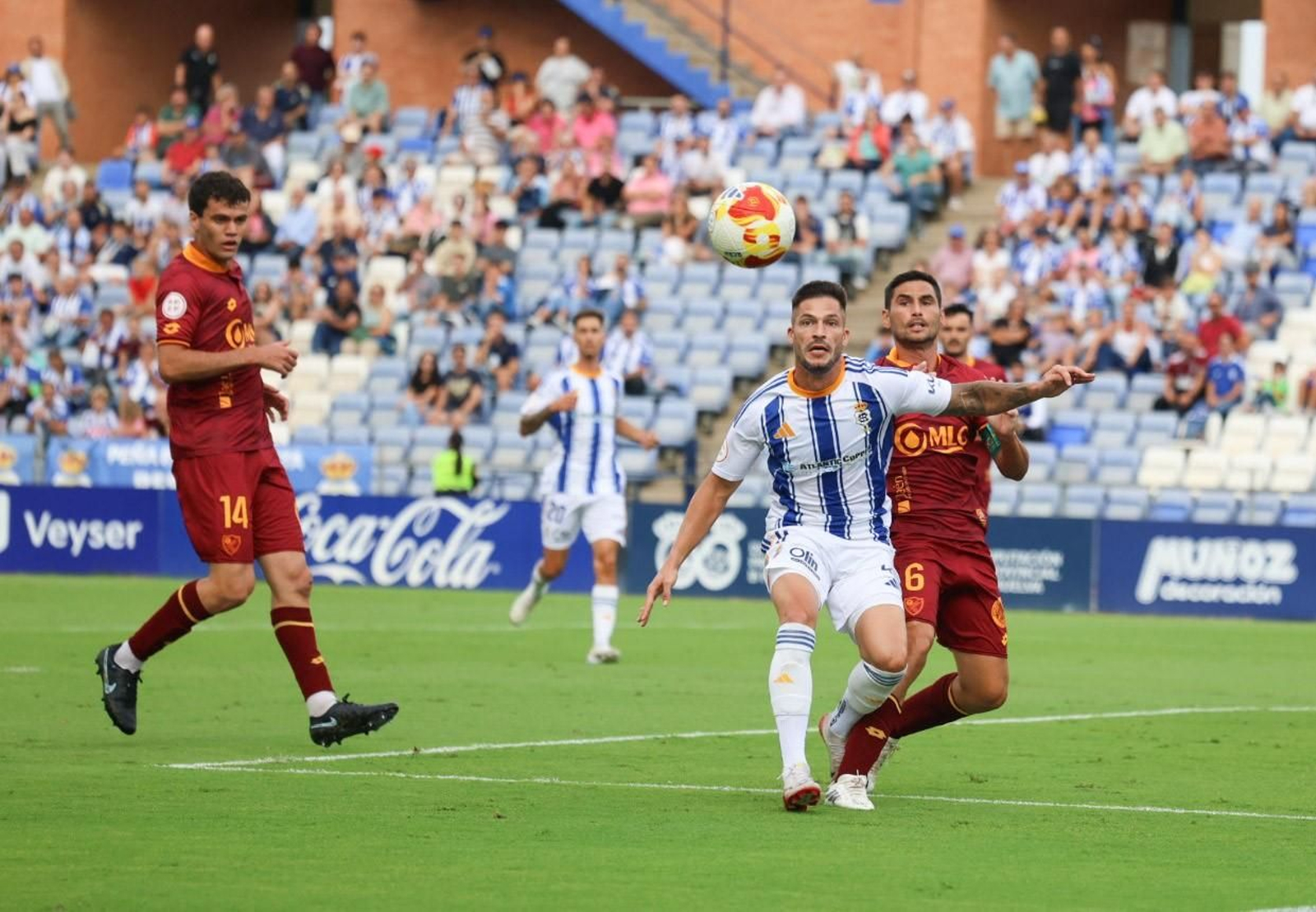 Caye Quintana trata de controlar un balón.