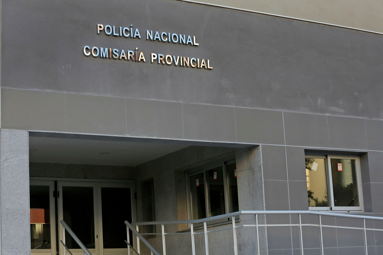 Entrada principal de la Comisaría Provincial de la Policía Nacional.