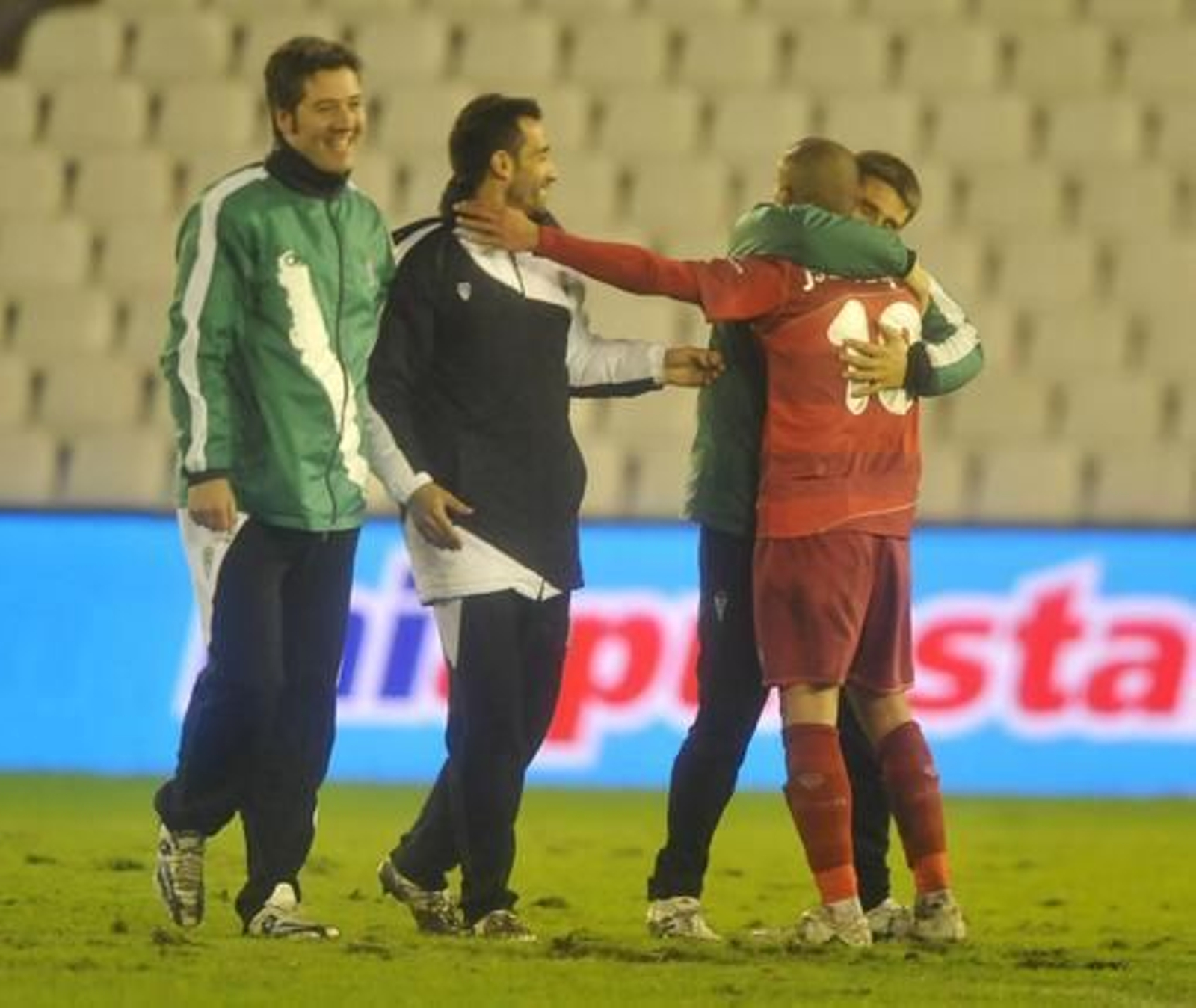 El Córdoba hace valer la renta de la ida y pasa a octavos de la Copa del Rey pese a perder  3-1 en Santander. / LOF