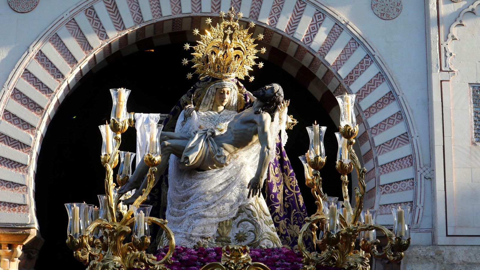La Virgen de las Angustias, a su salida de la Catedral.