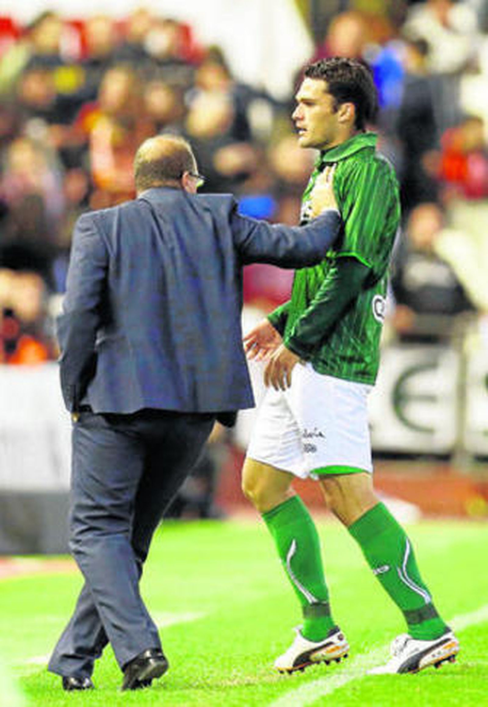 Pepe Mel detiene a Jorge Molina tras ser expulsado.