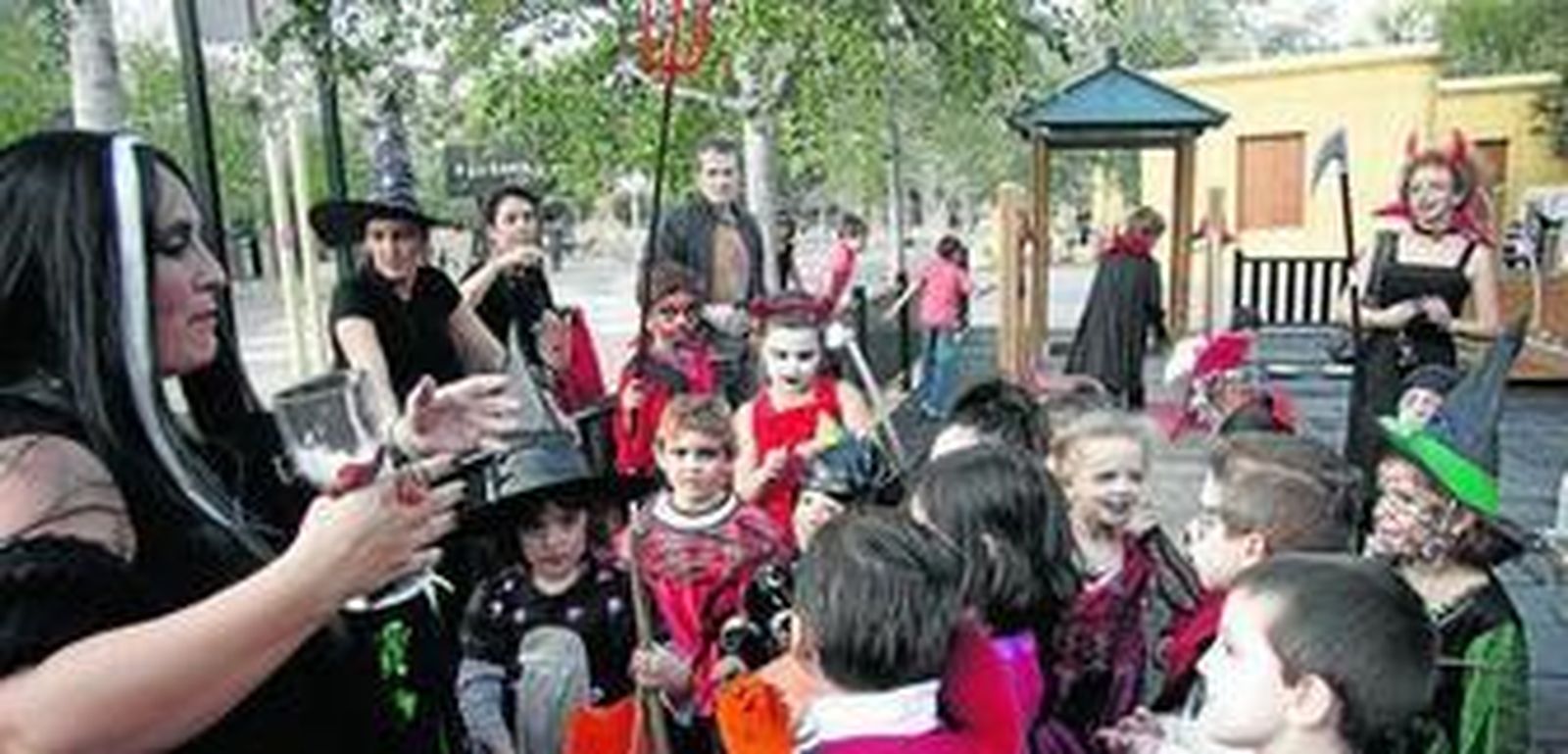 1. Varias fiestas infantiles se reparten por los barrios. En la imagen, una de 2011 en la Alameda. 2, 3, 6 y 7. Isla Mágica acoge todo el fin de semana una programación especial.