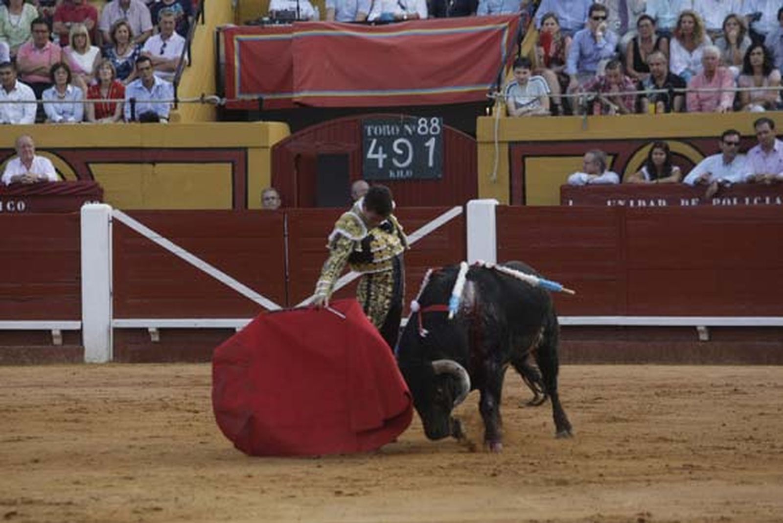 El diestro José María Manzanares toreando con la mano derecha a su segundo toro.

Foto: Erasmo Fenoy