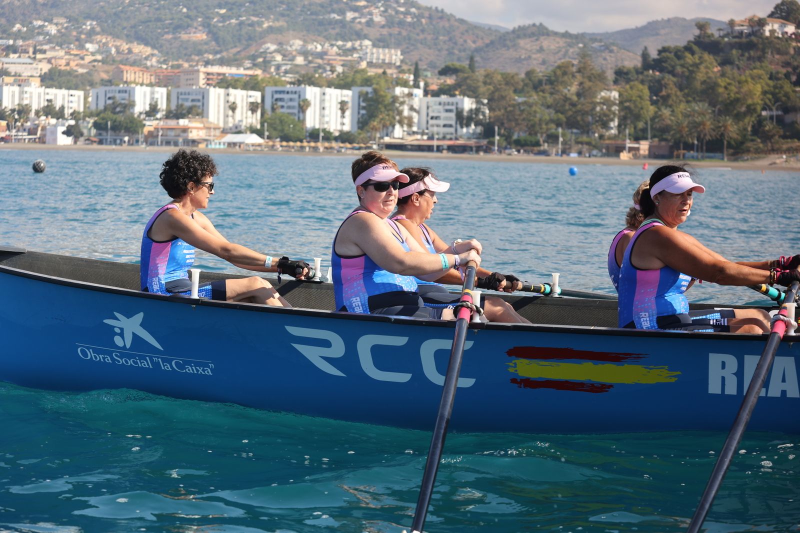 Más de 100 mujeres supervivientes de cáncer participan este sábado en una Regata Nacional en Málaga