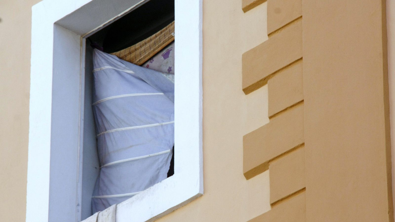 Detalle del hueco de una de las ventanas del edificio.