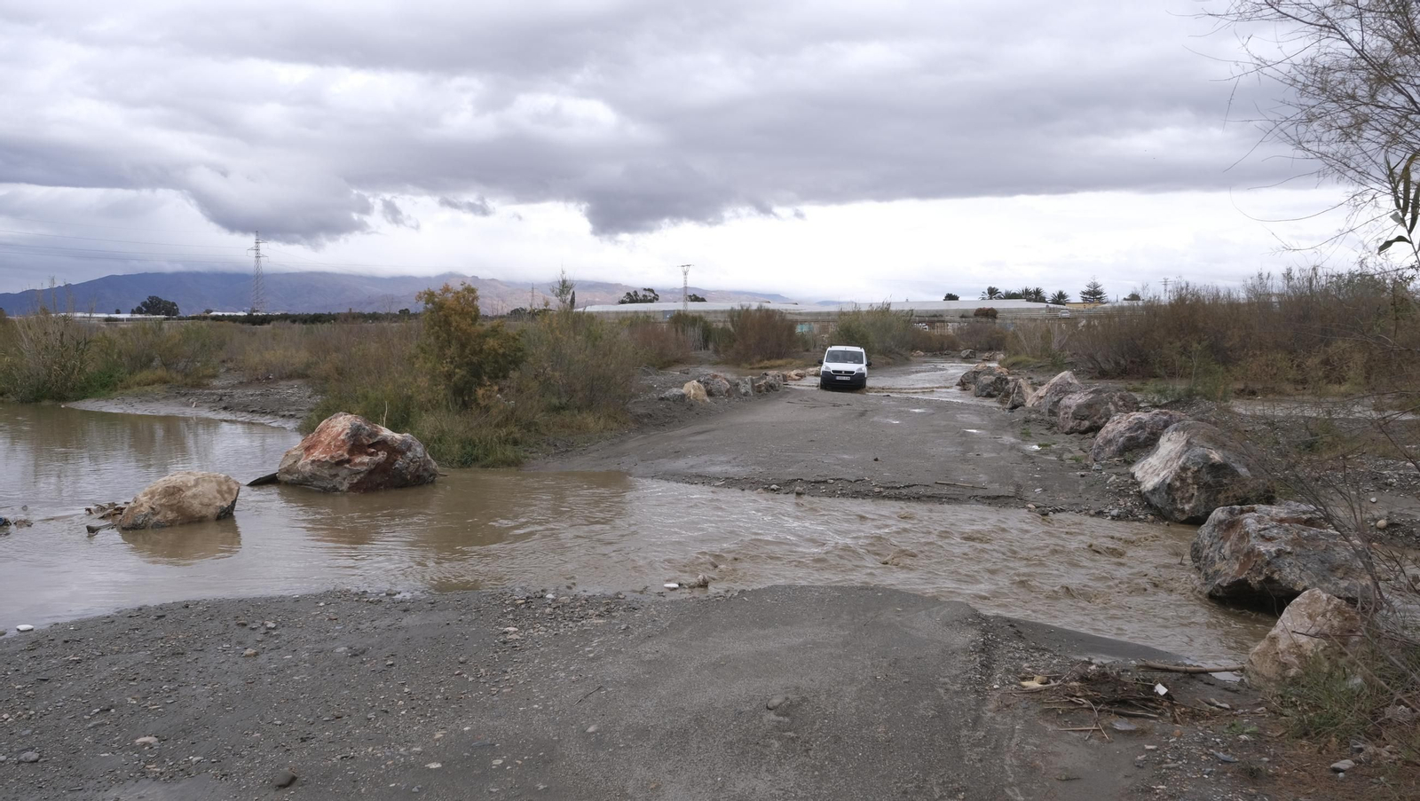 Sábado de lluvia en Almería capital, en imágenes