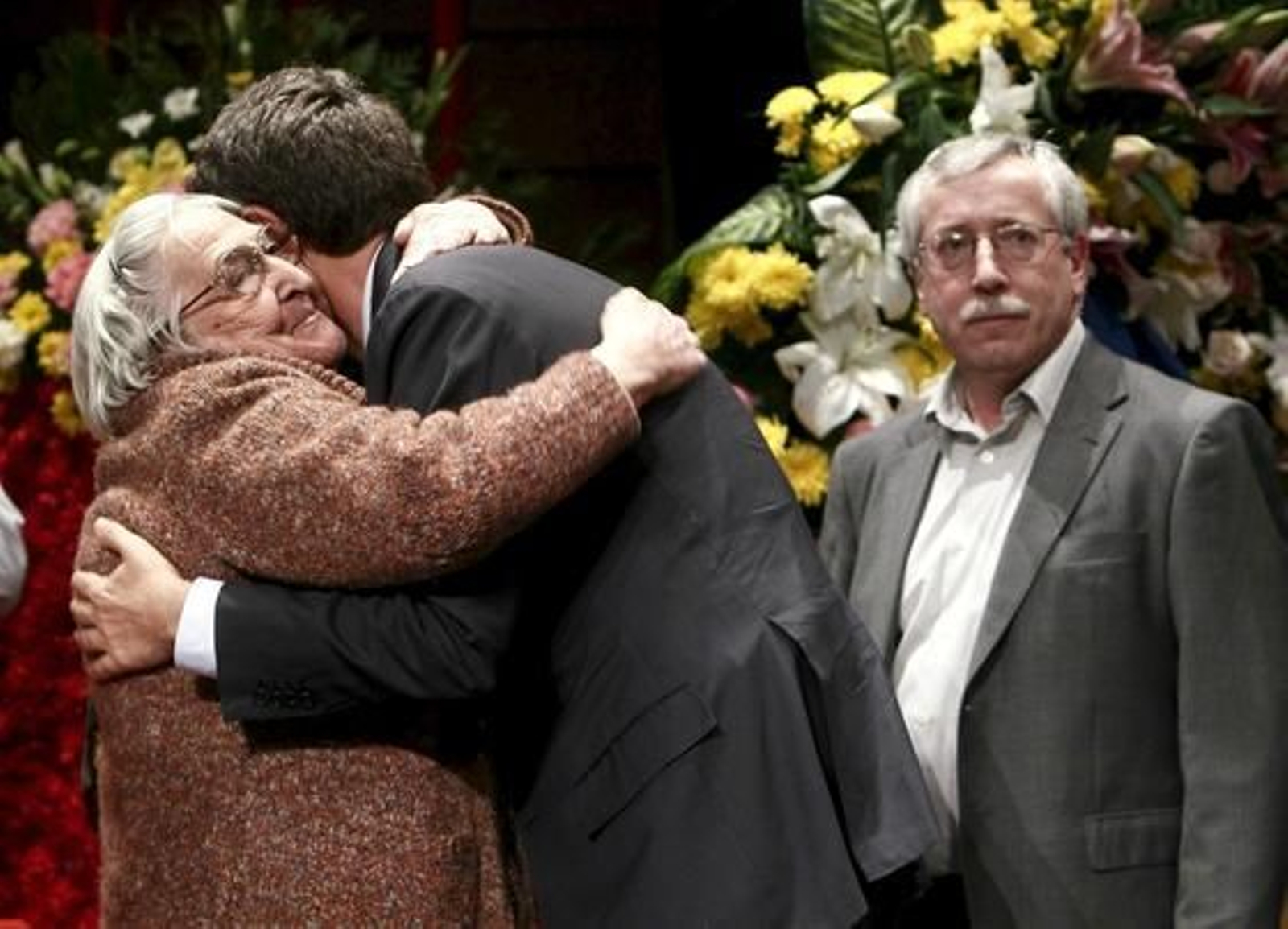 Zapatero abraza a la viuda.

Foto: EFE