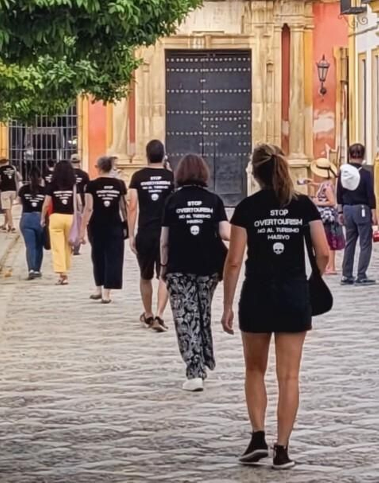 El paseo por el Patio de Banderas.