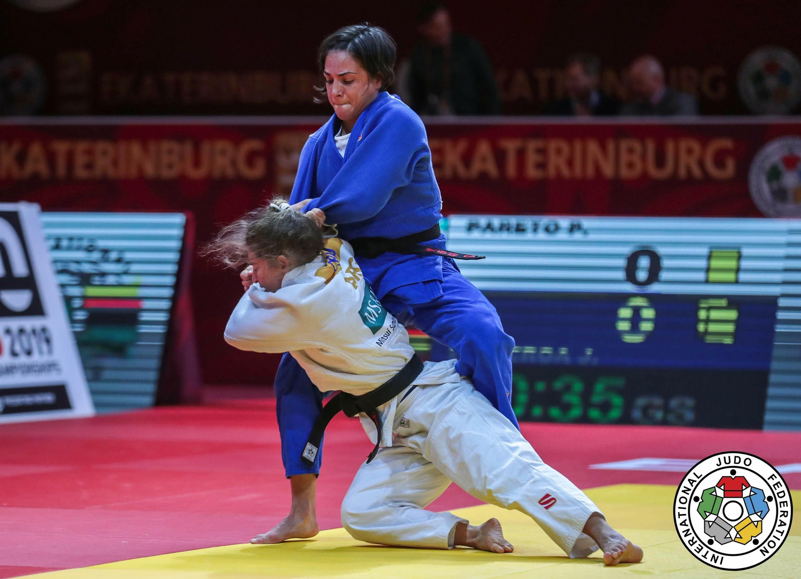 Julia Figueroa aguanta en pie los intentos de derribo de una rival. Julia Figueroa aguanta en pie los intentos de derribo de una rival.