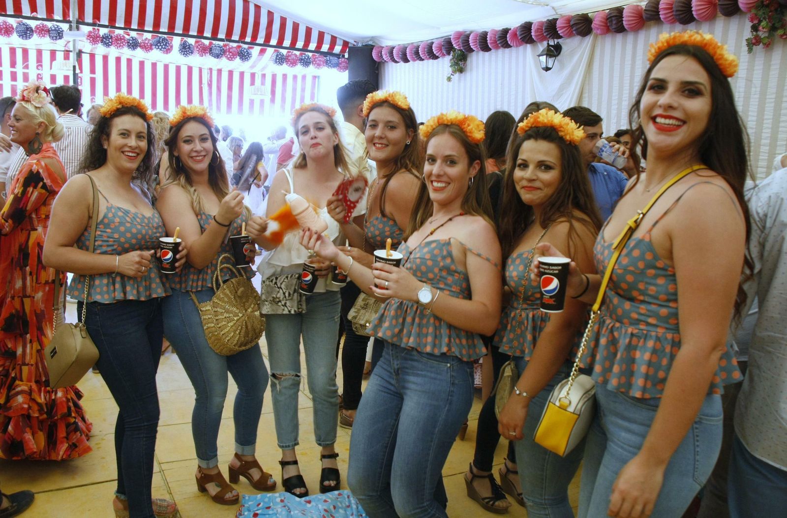 Cada año es más frecuente encontrarse entre caseta y caseta a despedidas que deciden celebrar el fin de su soltería entre volantes y lunares.