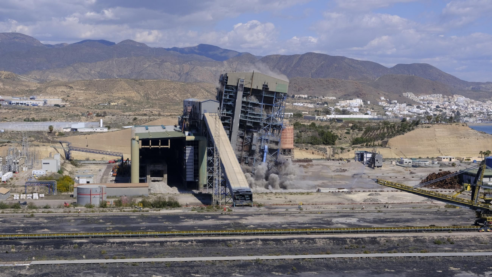 La voladura-demolición de la central térmica de Endesa en Carboneras, en imágenes