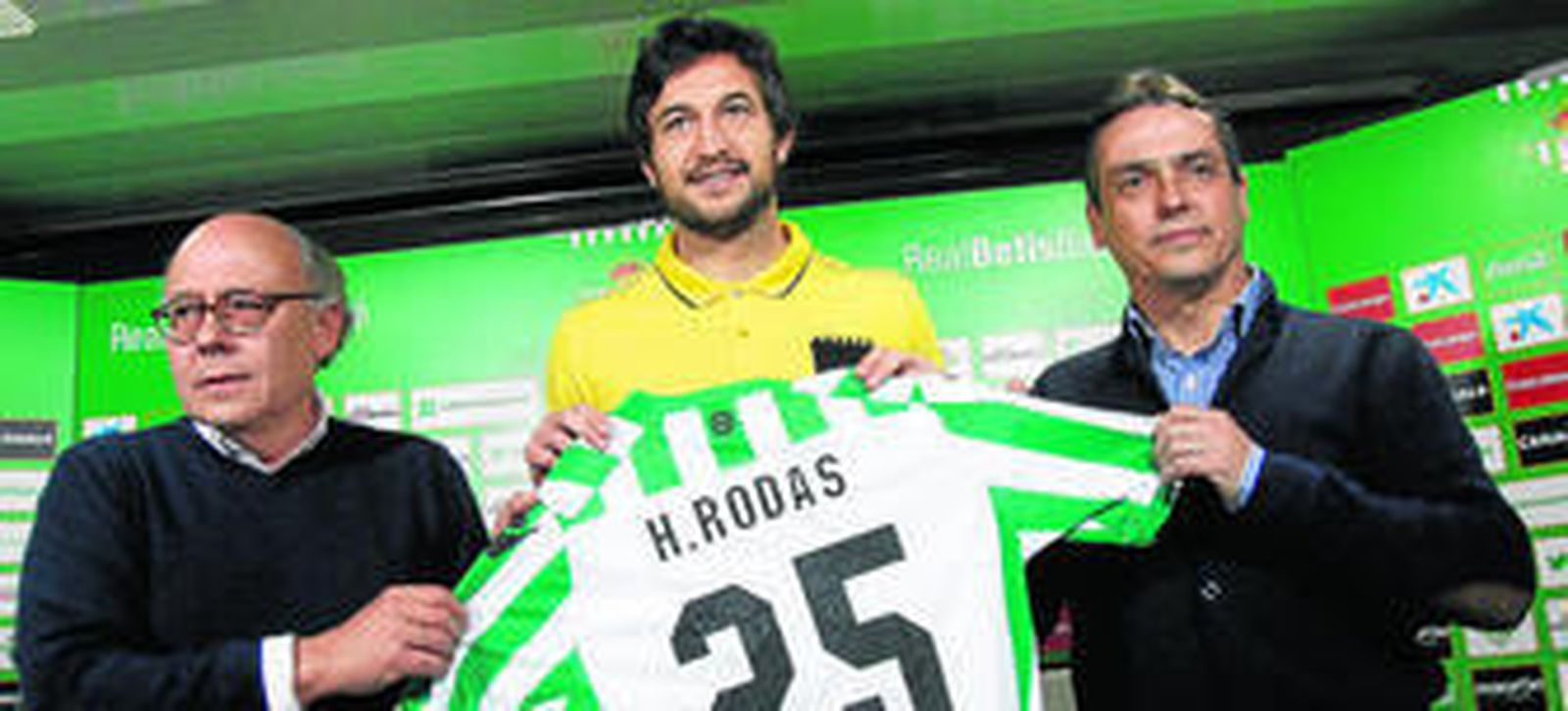 El valenciano Héctor Rodas, durante su presentación, escoltado por el presidente verdiblanco, Juan Carlos Ollero, y el director deportivo, Alexis Trujillo.