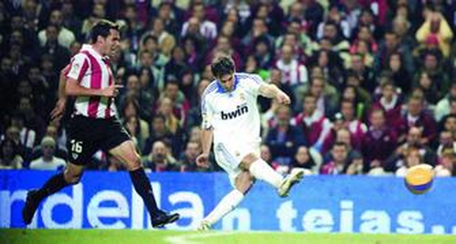 Van Nistelrooy golpea con precisión para batir a Aranzubia ante la mirada de Orbaiz.