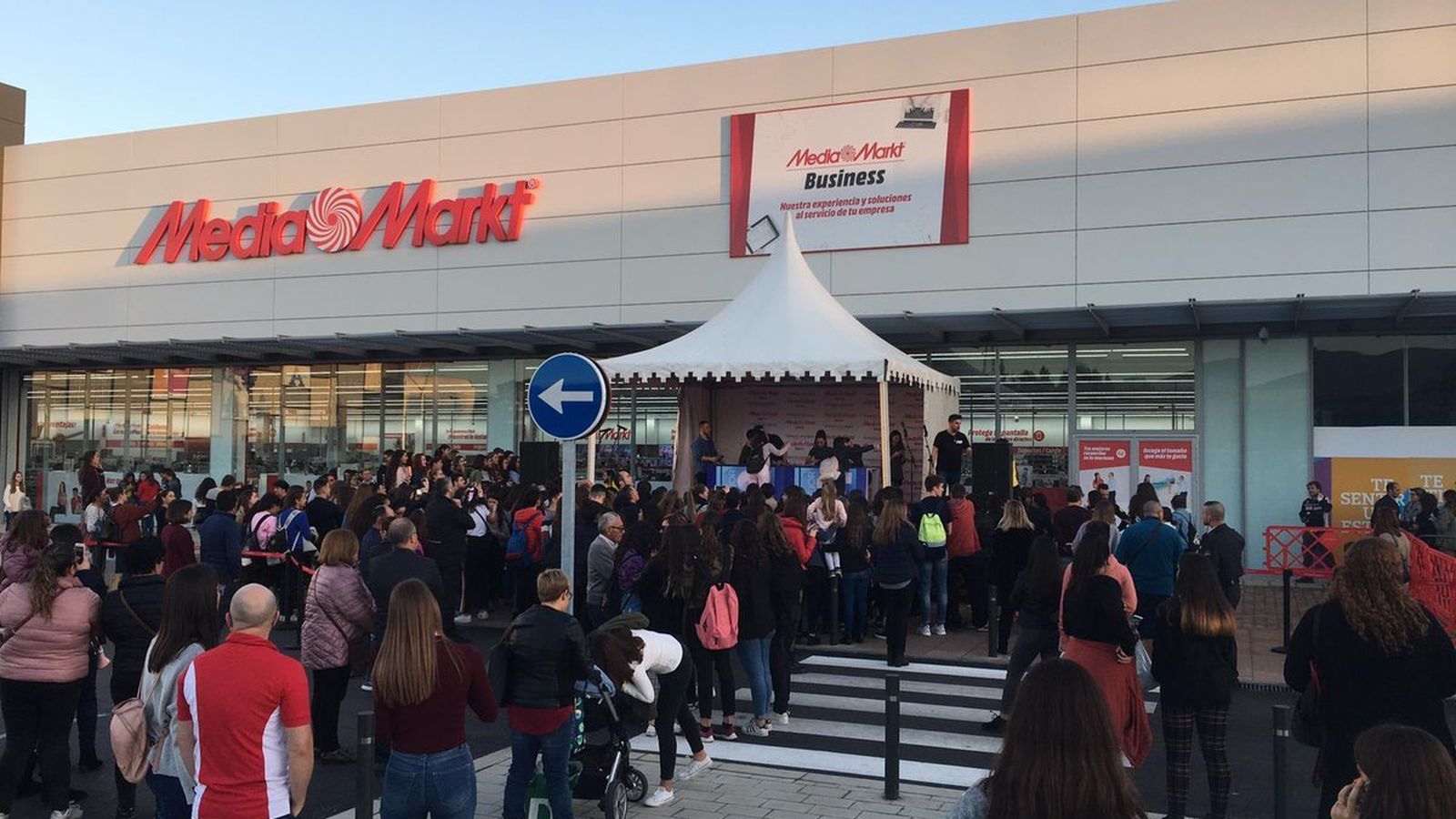 Multitud de seguidores acudieron a la firma de discos de los triunfitos.