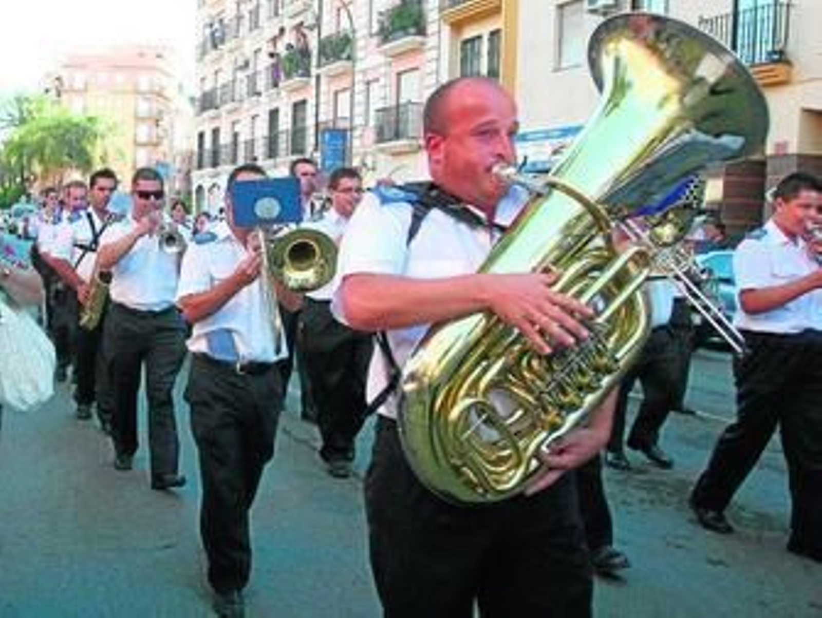 Nada más taurino y tradicional que la banda de música a su llegada a la plaza de toros.