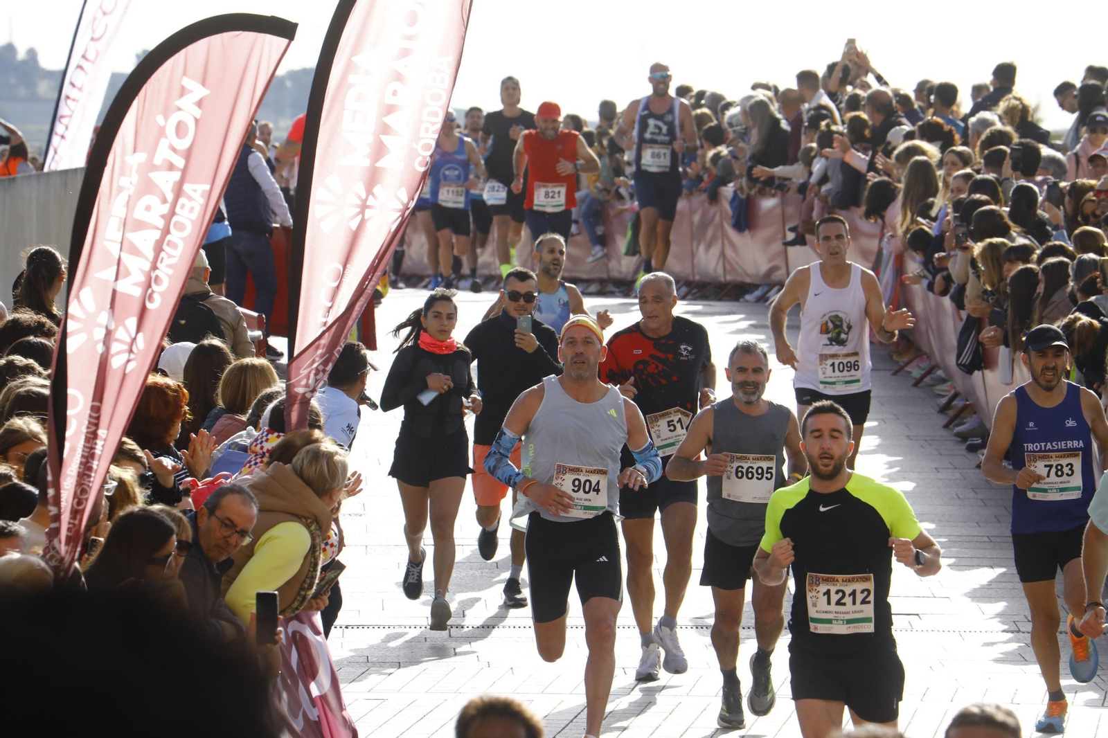La gloria de cruzar la Puerta del Puente: las fotos de la línea de meta de la Media Maratón de Córdoba 2024