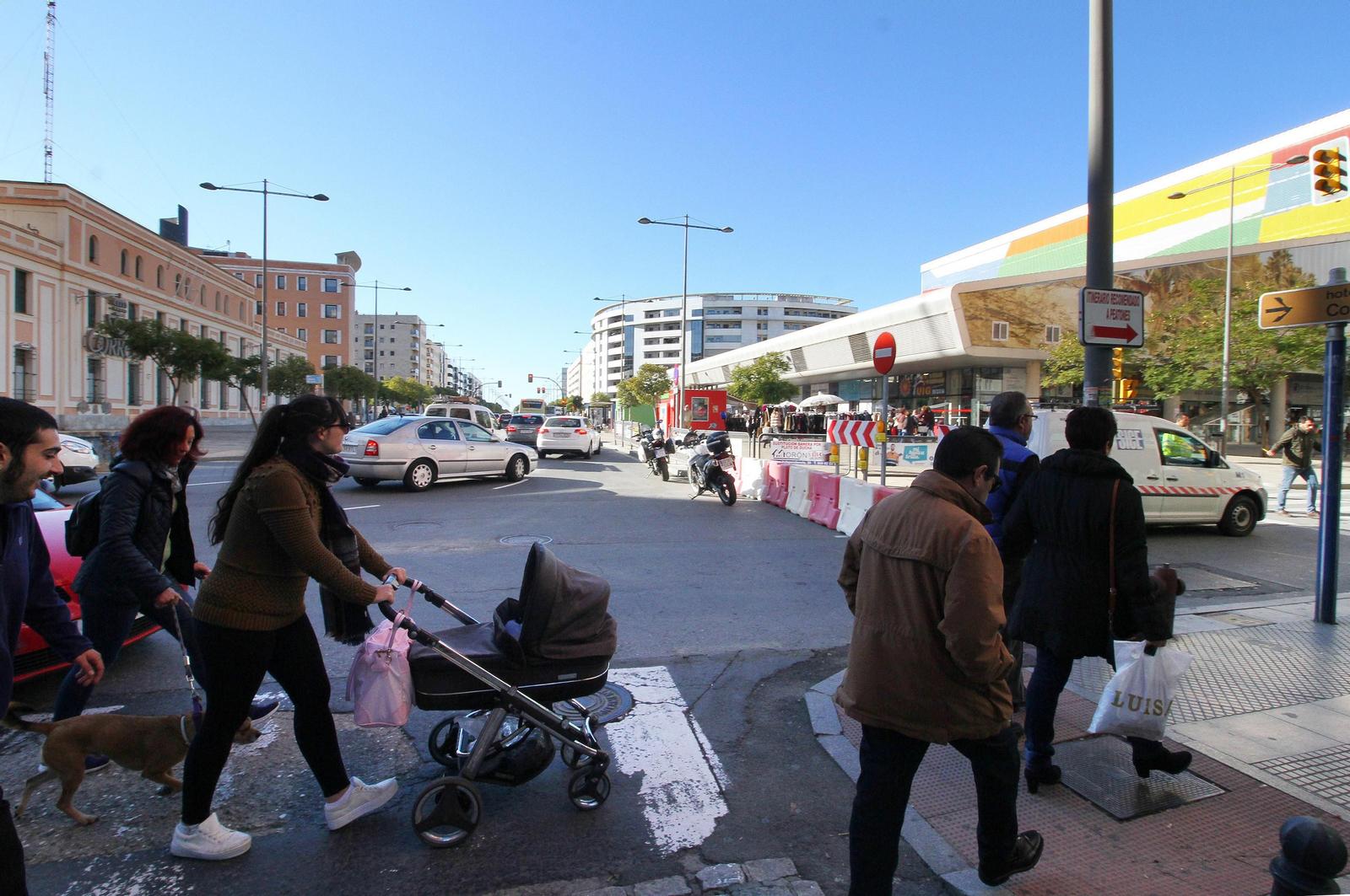 El tráfico, cortado en la avenida, a la altura de Duque de la Victoria.