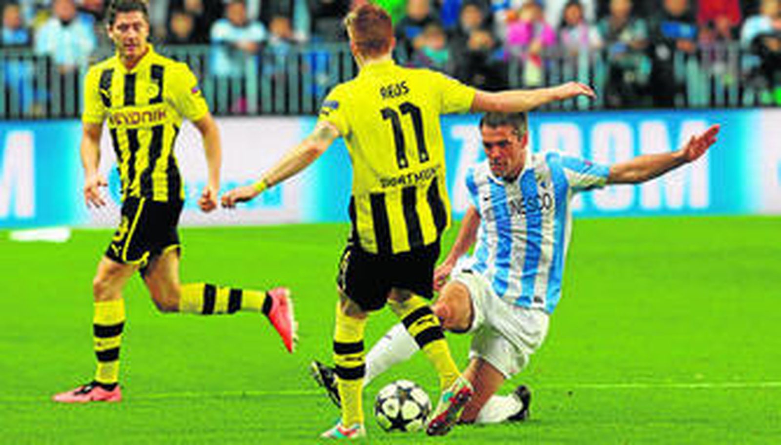 Toulalan le arrebata la pelota en última instancia a Marco Reus.