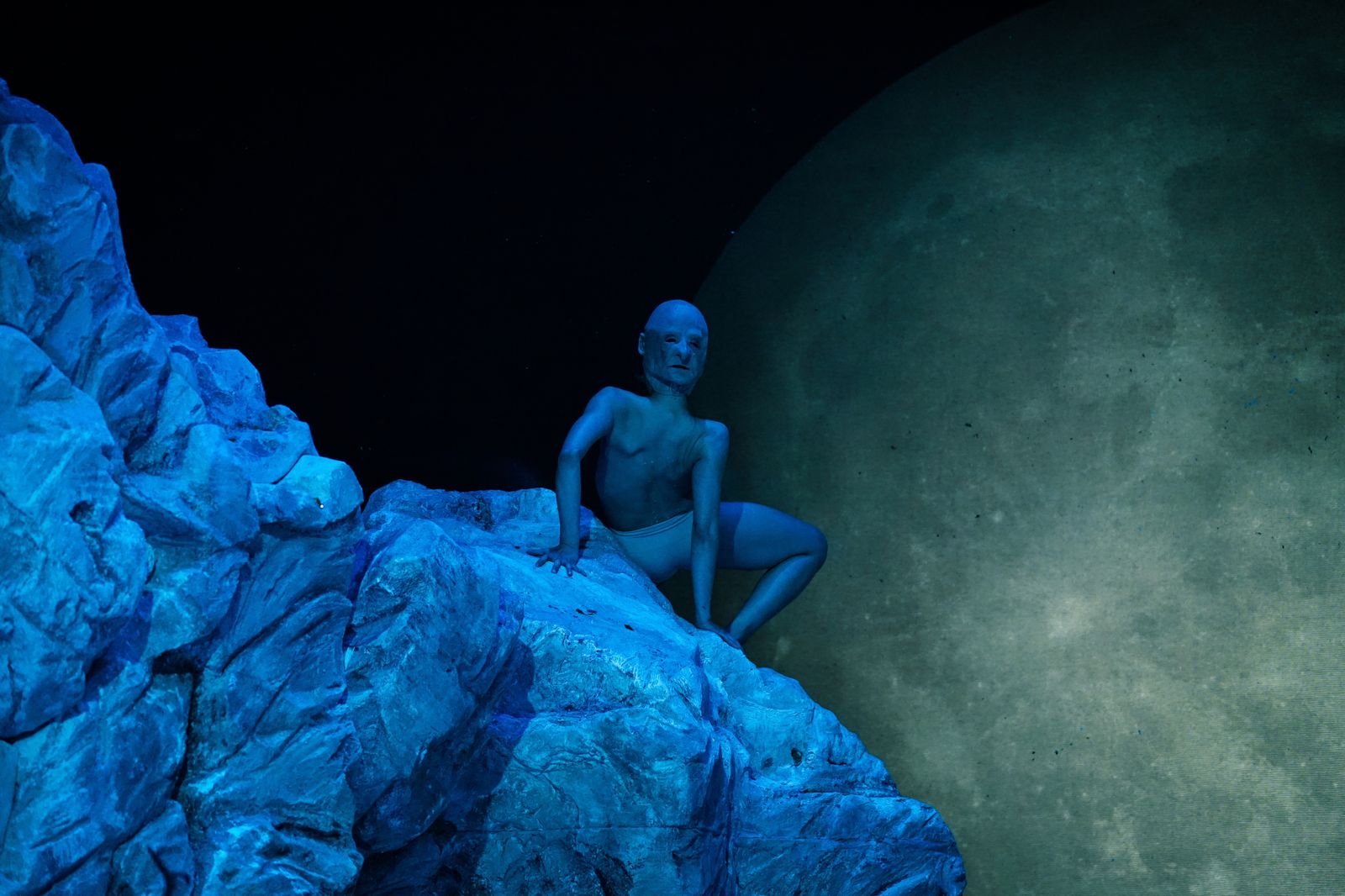 Una imagen del inquietante universo creado por Peeping Tom