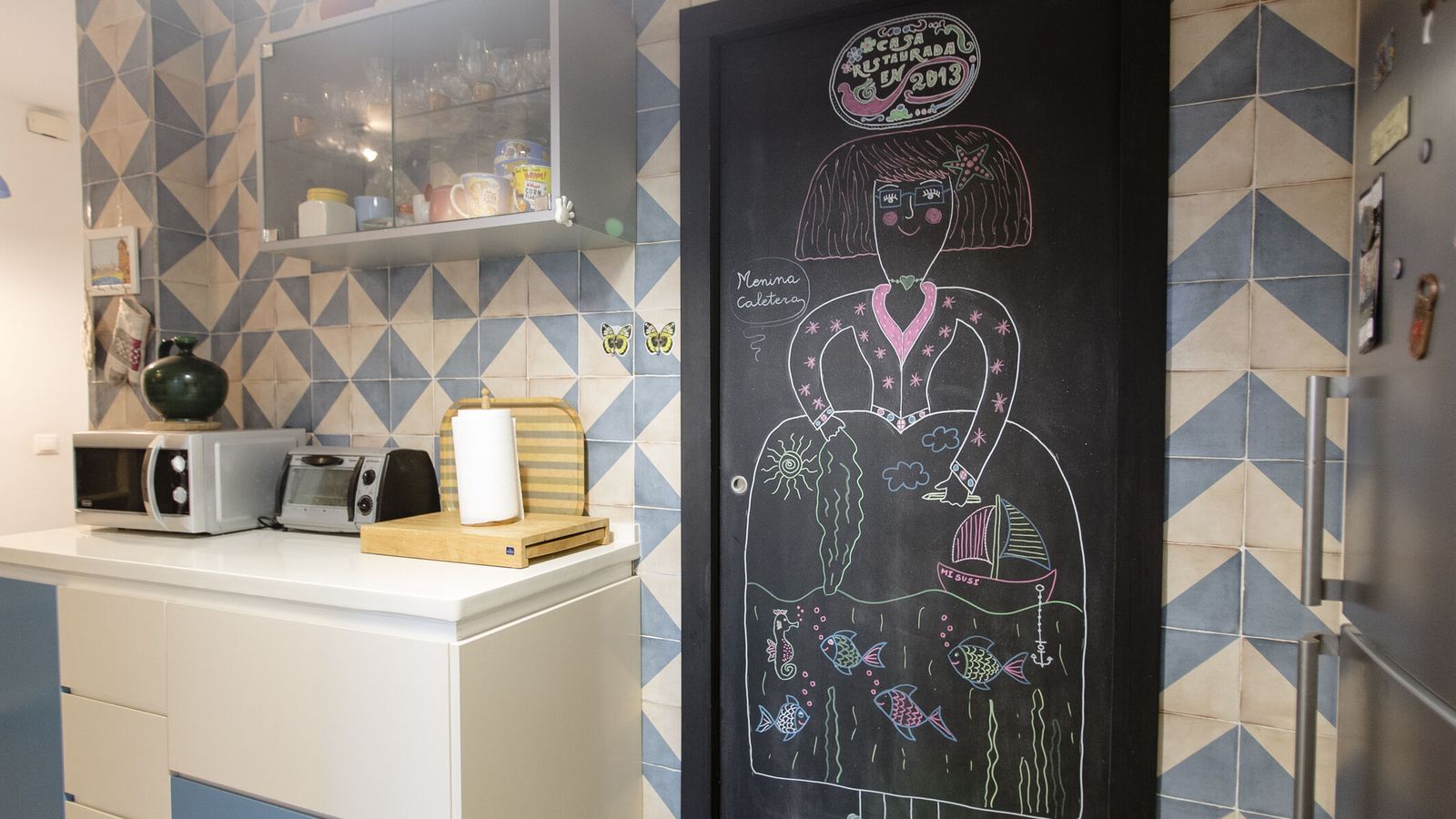 Detalle. Una puerta de la despensa refleja la pintura de`una ‘Menina caletera’,  pintada por su propietaria, María Luisa Mesa.